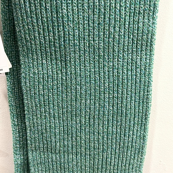 Lacoste Merino Extra Fine Made in France
Scarf and Beanie Hat - Picture 8 of 12